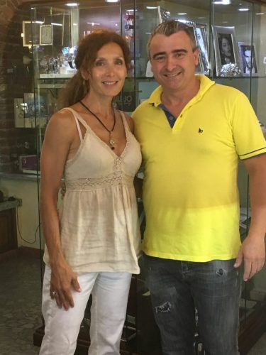 Il maestro orafo Aldo Ferraro con l'attrice Elisabetta Coraini