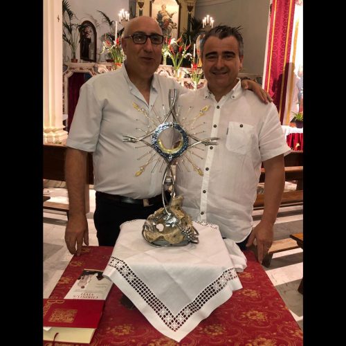 Il maestro orafo Aldo Ferraro con Don Enzo Chiodo